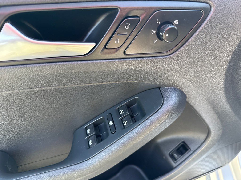 2013 Volkswagen Jetta Image 9