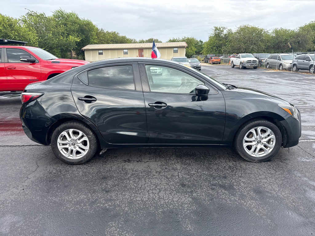 2017 Toyota Yaris Image 2