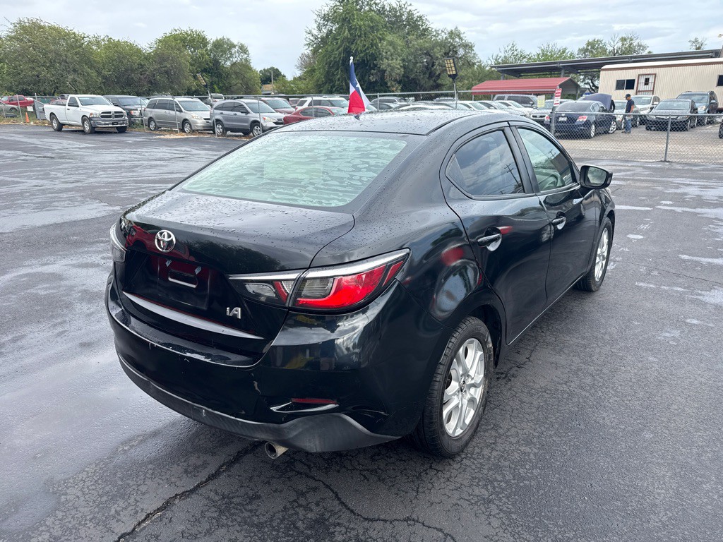2017 Toyota Yaris Image 3