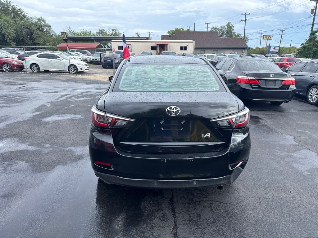 2017 Toyota Yaris Image 4