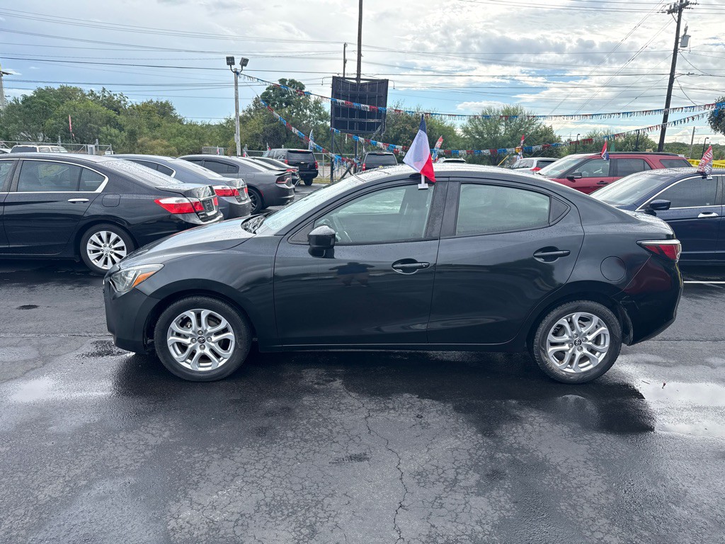 2017 Toyota Yaris Image 6