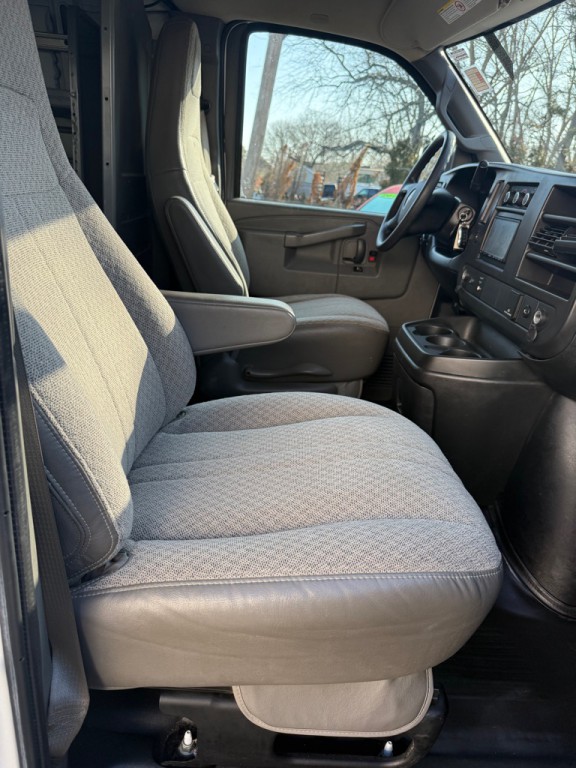 2016 GMC Savana Image 4