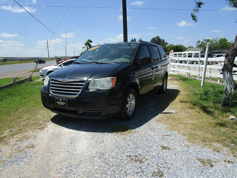 2008 Chrysler Town & Country Image 2