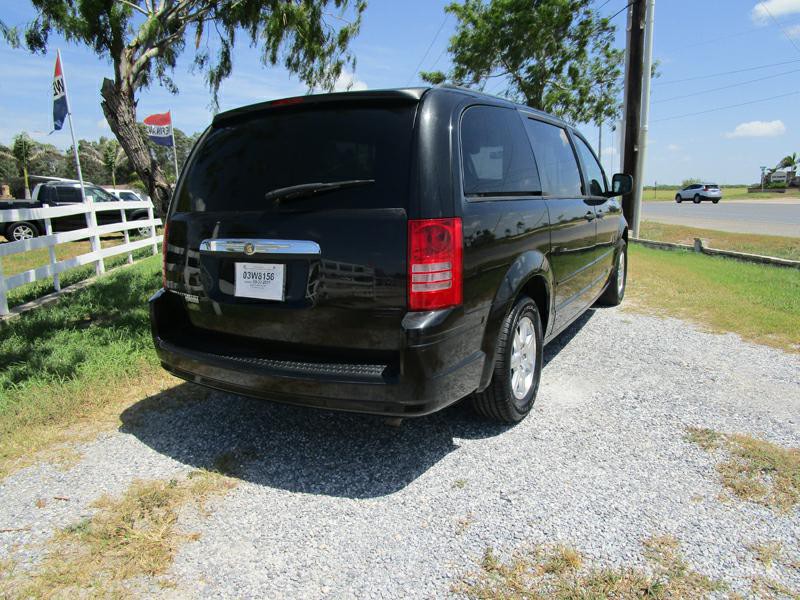 2008 Chrysler Town & Country Image 4