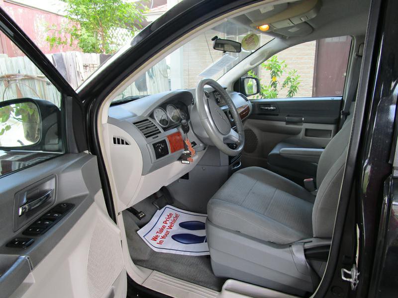 2008 Chrysler Town & Country Image 7