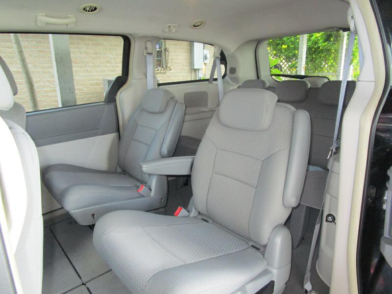 2008 Chrysler Town & Country Image 8