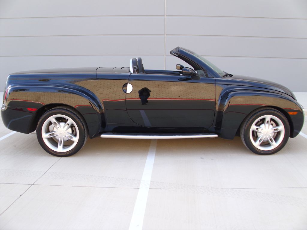 2003 Chevrolet SSR Image 2