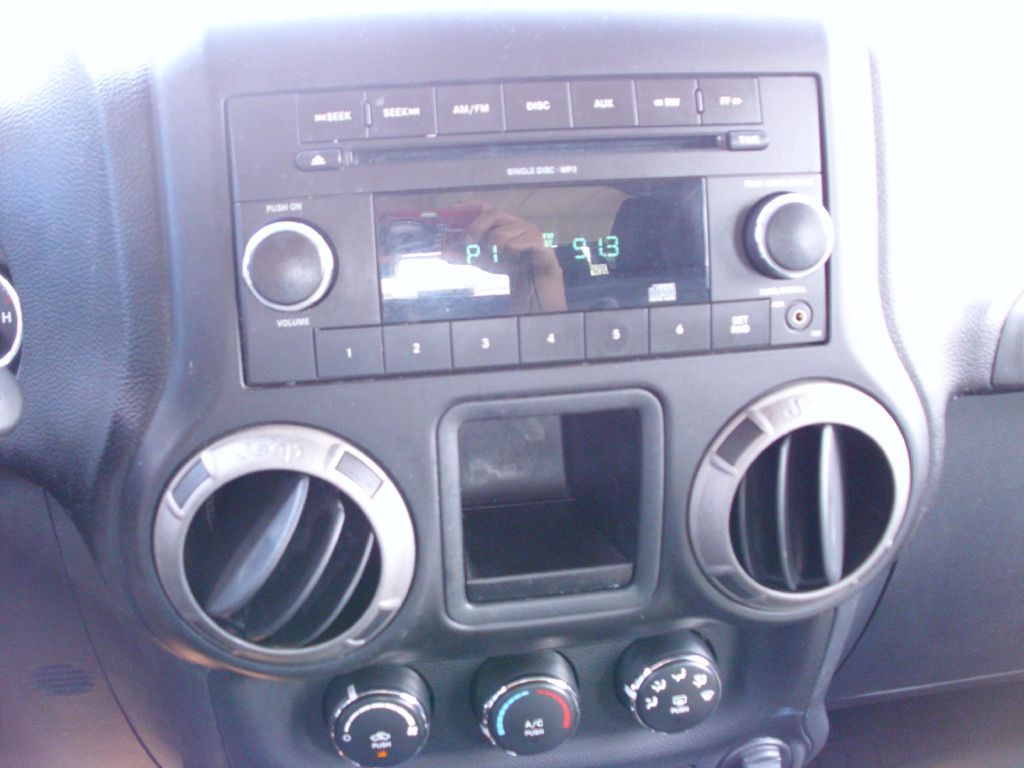 2011 Jeep Wrangler Image 25