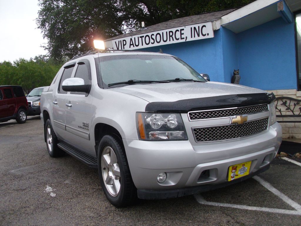 2011 Chevrolet Avalanche Image 2