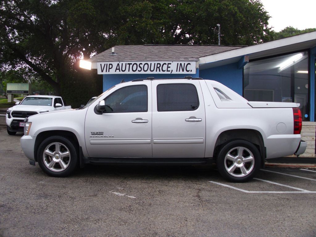 2011 Chevrolet Avalanche Image 3