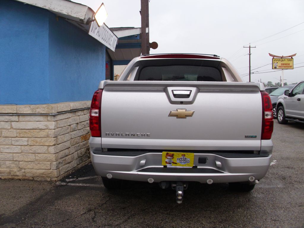 2011 Chevrolet Avalanche Image 6