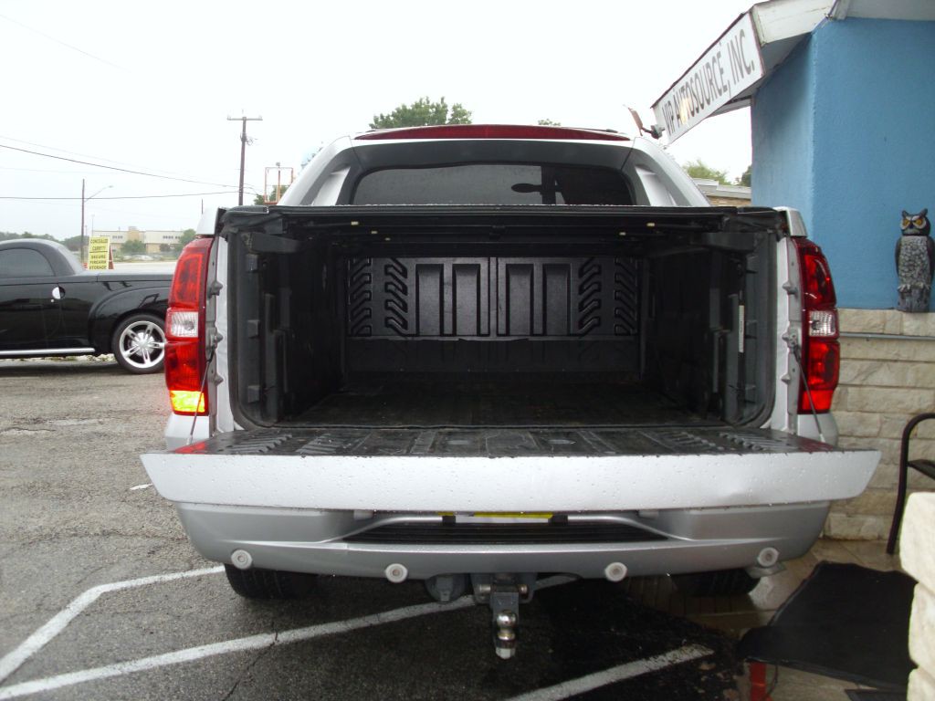 2011 Chevrolet Avalanche Image 8