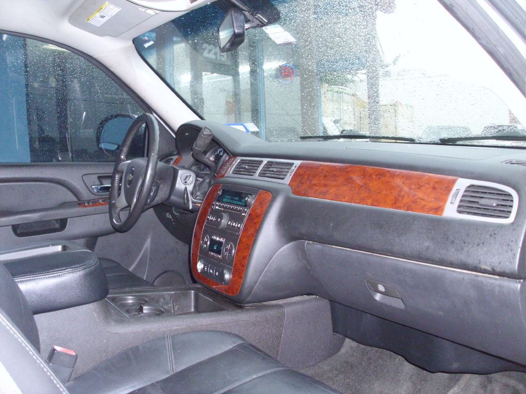 2011 Chevrolet Avalanche Image 17