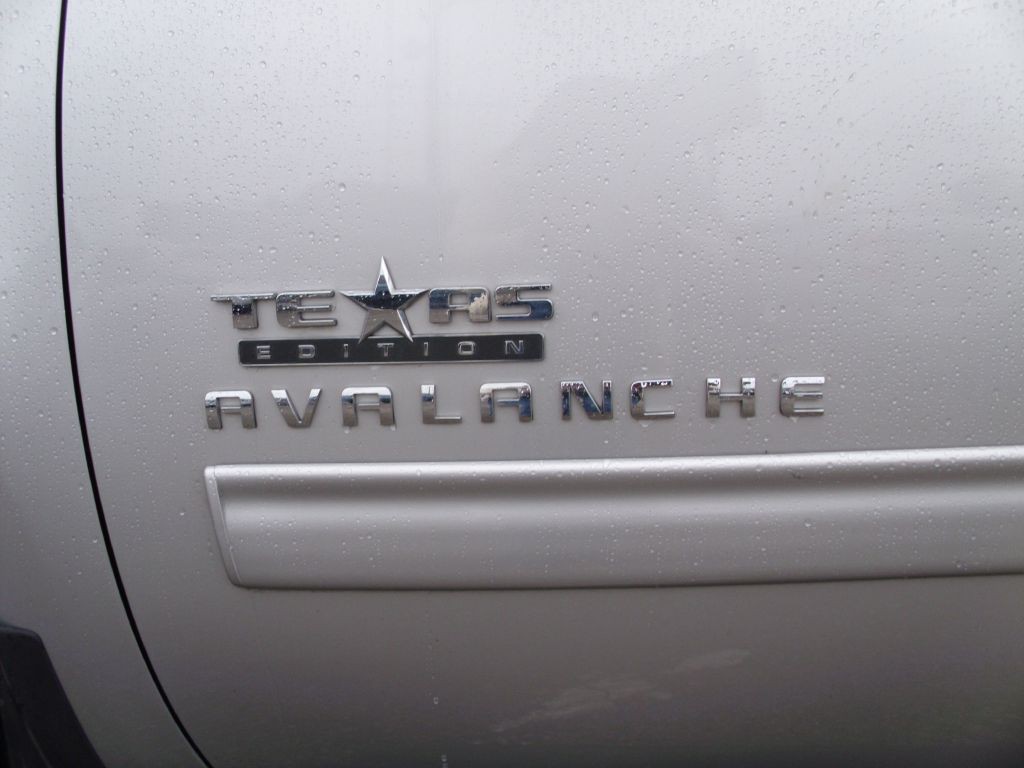 2011 Chevrolet Avalanche Image 21