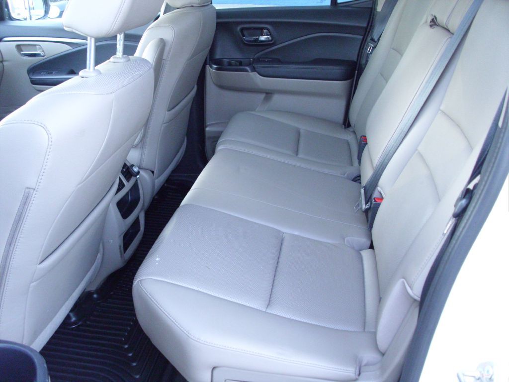 2017 Honda Ridgeline Image 17