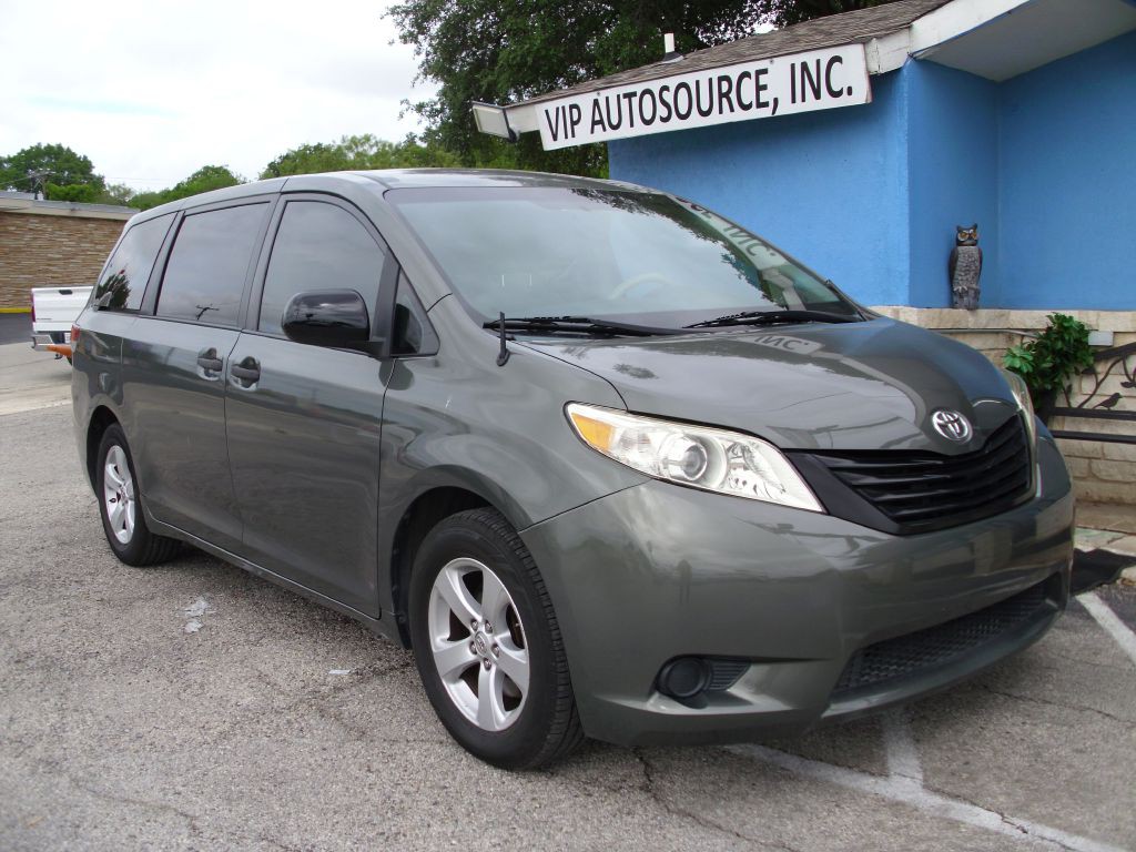 2013 Toyota Sienna Image 2