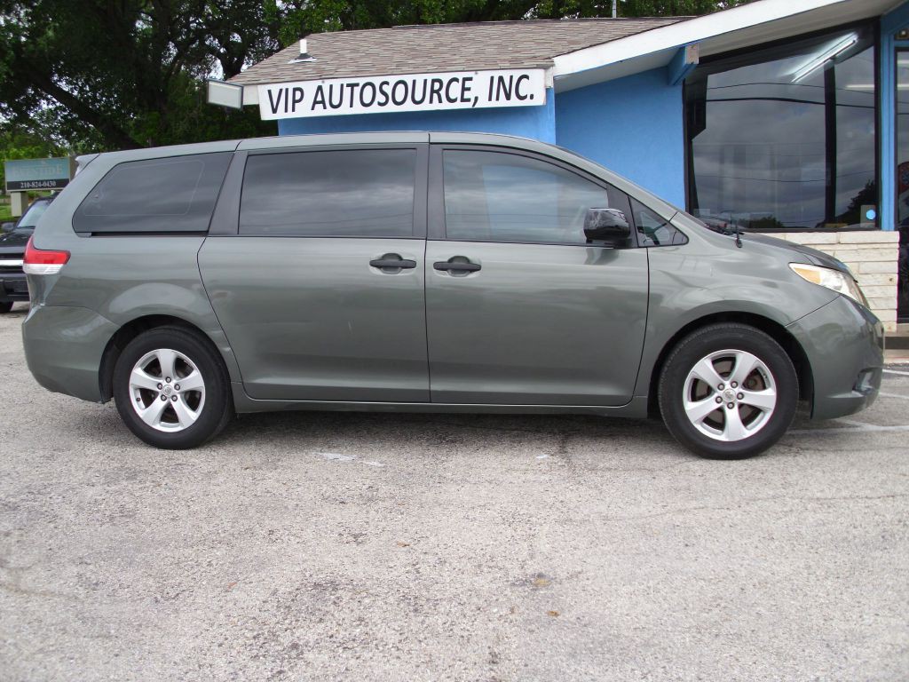 2013 Toyota Sienna Image 3