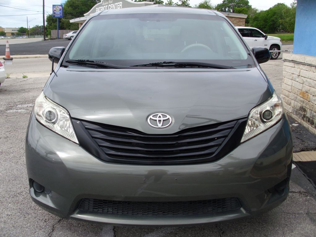 2013 Toyota Sienna Image 4