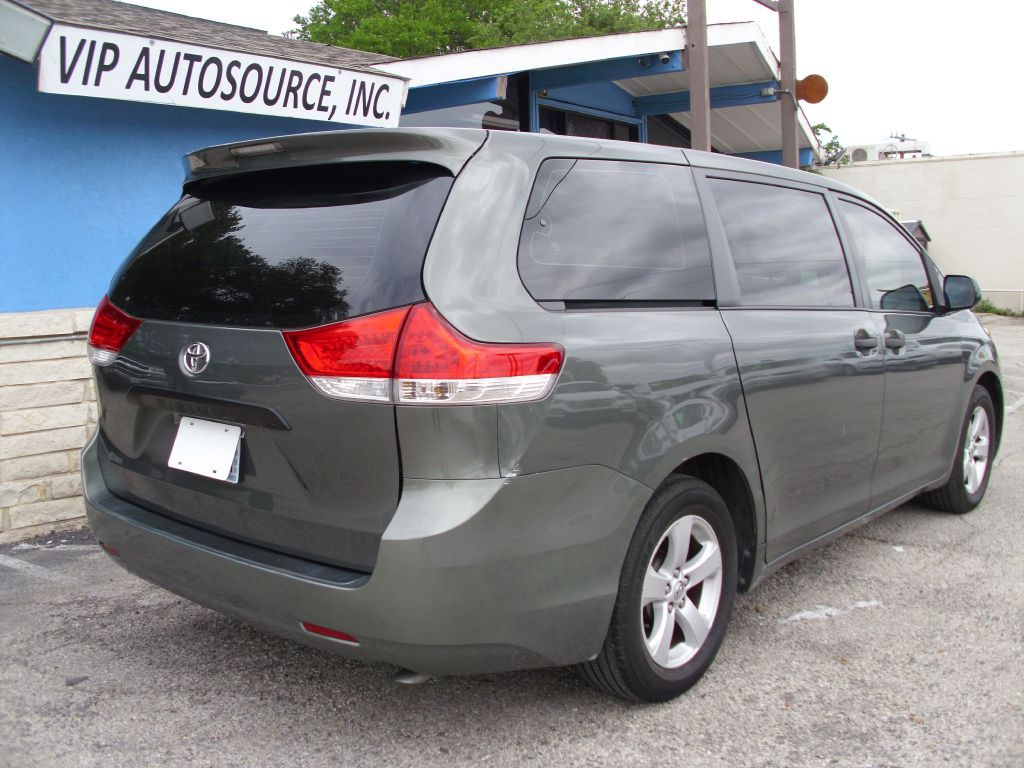 2013 Toyota Sienna Image 5