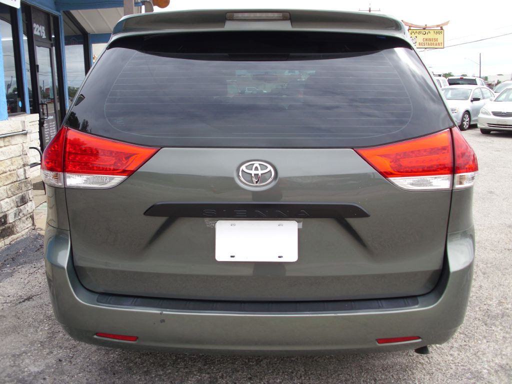 2013 Toyota Sienna Image 6