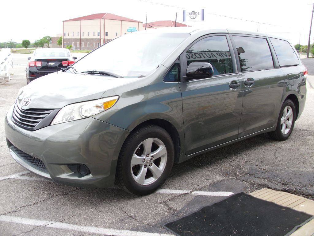 2013 Toyota Sienna Image 7