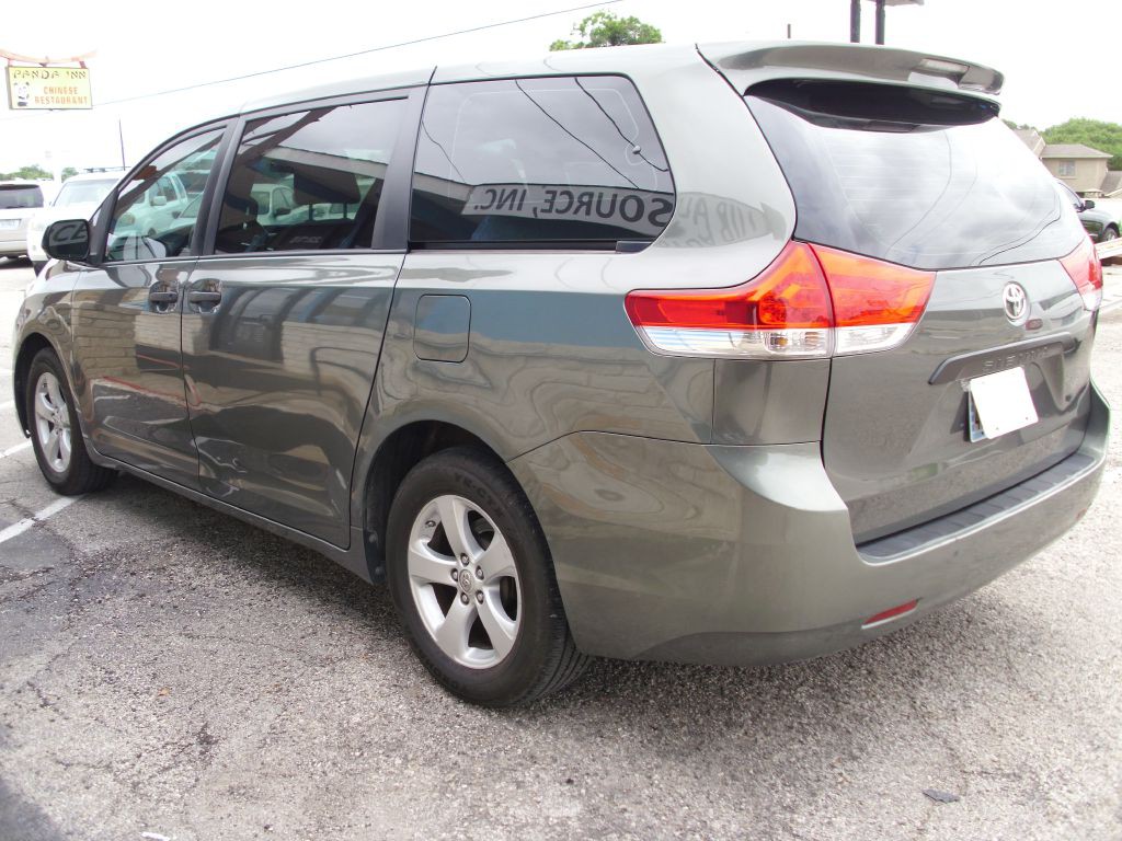 2013 Toyota Sienna Image 8