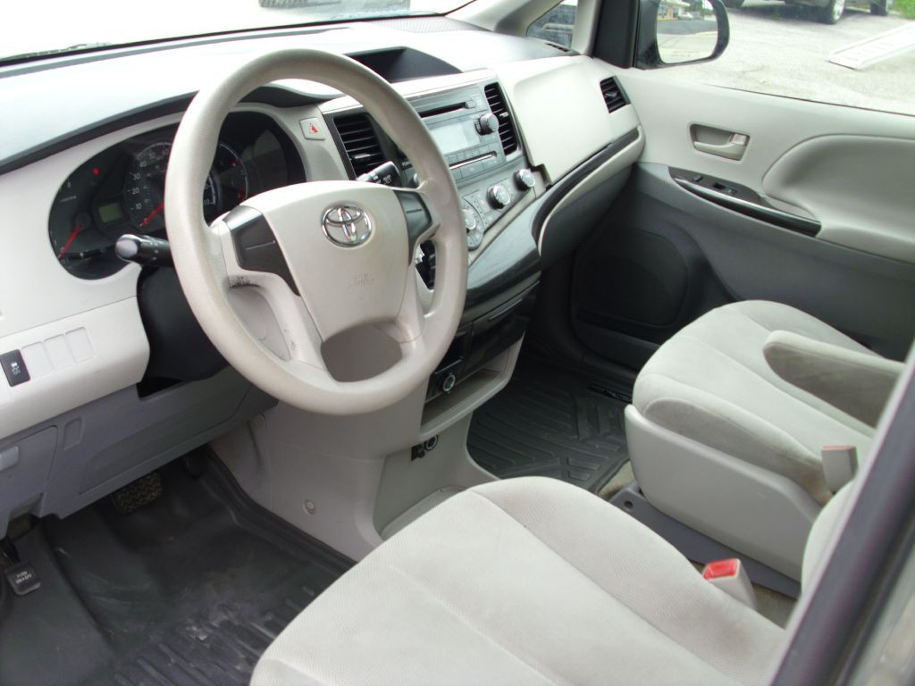 2013 Toyota Sienna Image 9