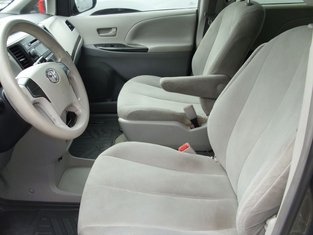 2013 Toyota Sienna Image 10