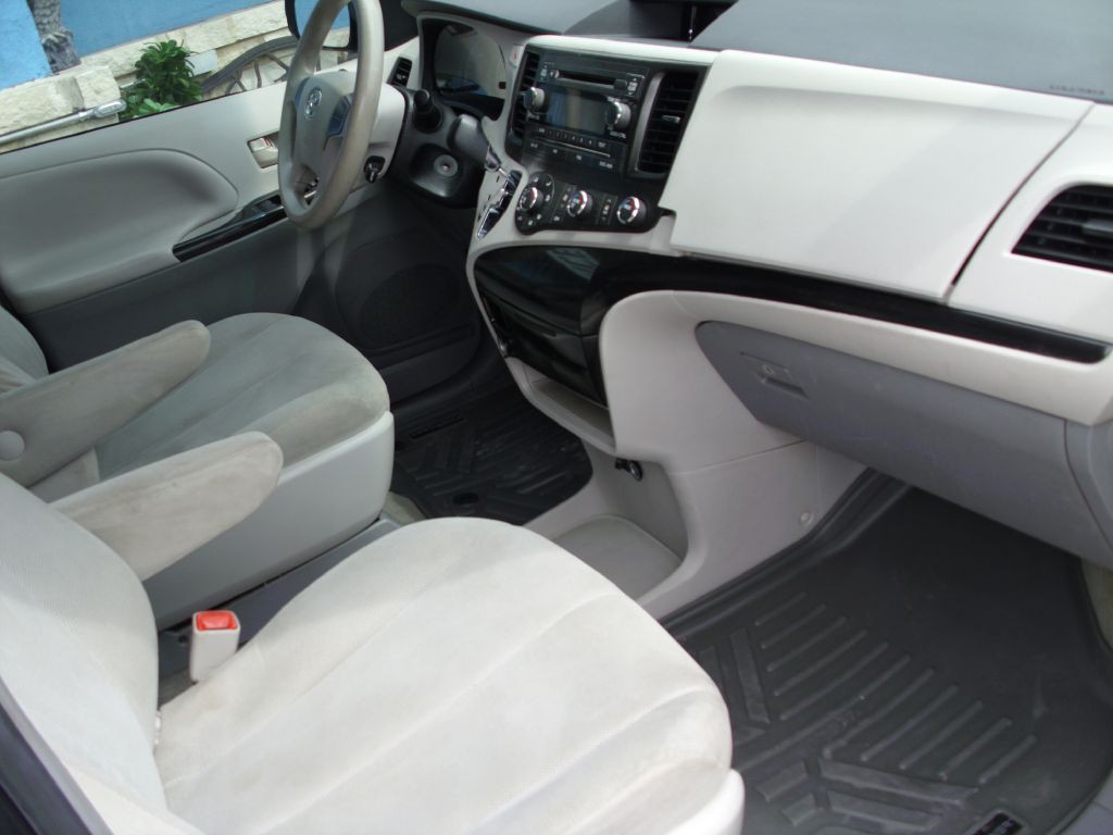2013 Toyota Sienna Image 11