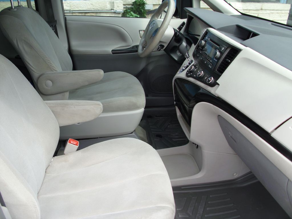 2013 Toyota Sienna Image 12
