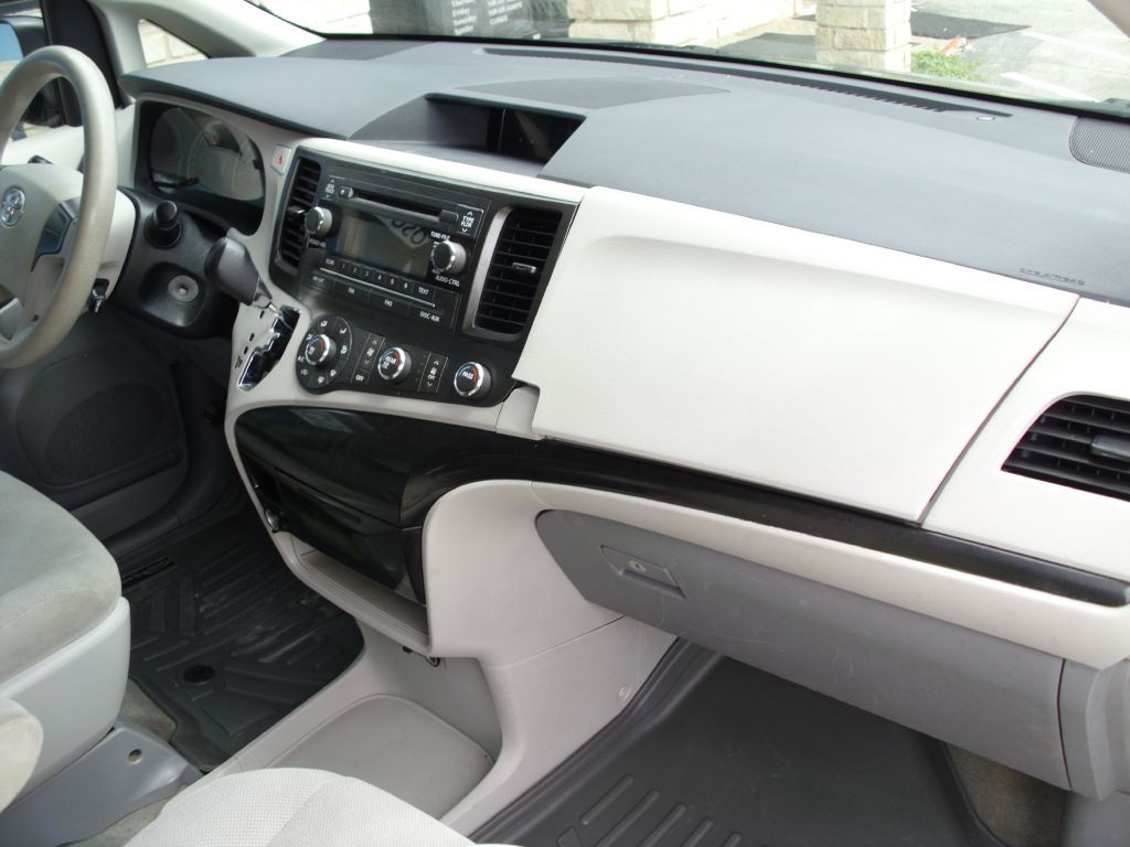 2013 Toyota Sienna Image 13