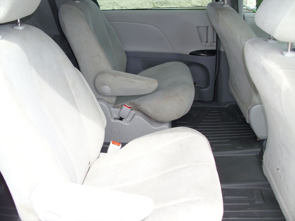 2013 Toyota Sienna Image 14