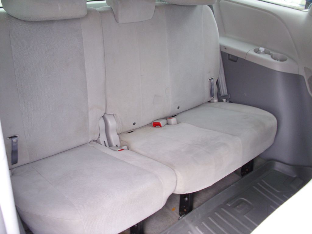 2013 Toyota Sienna Image 15