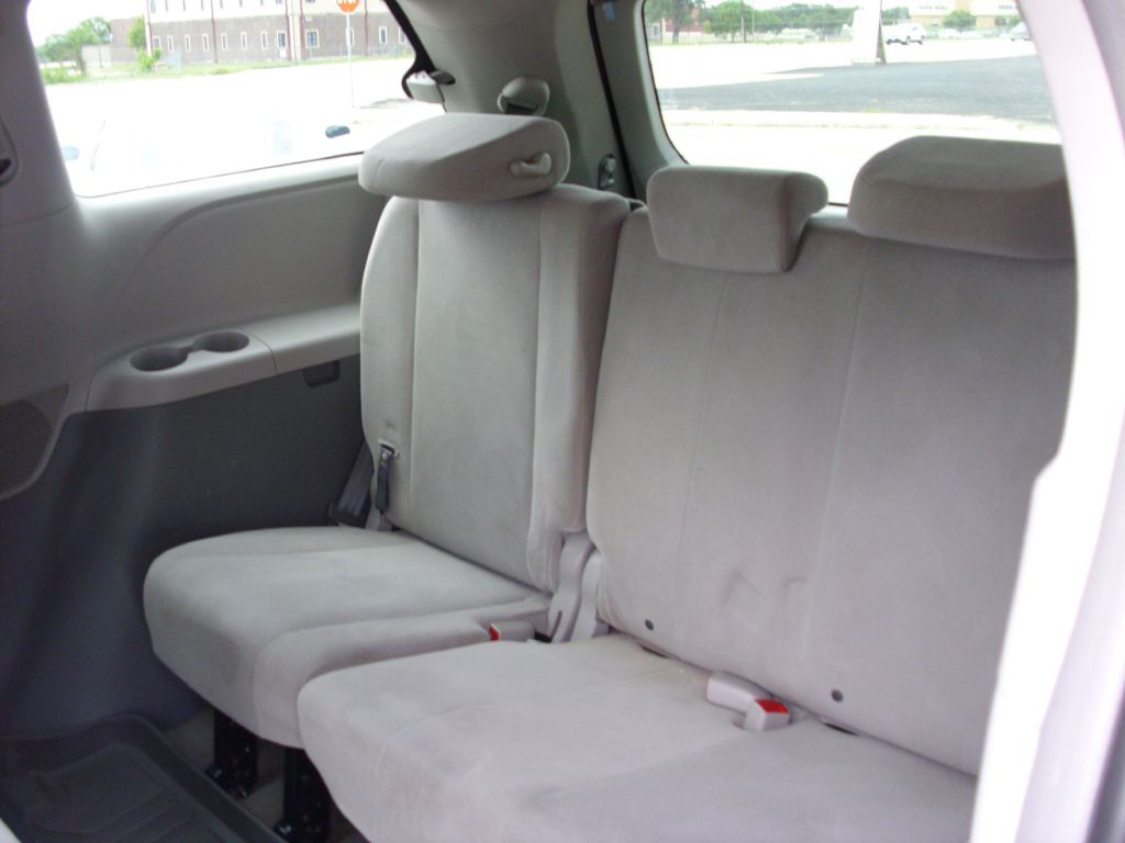 2013 Toyota Sienna Image 17