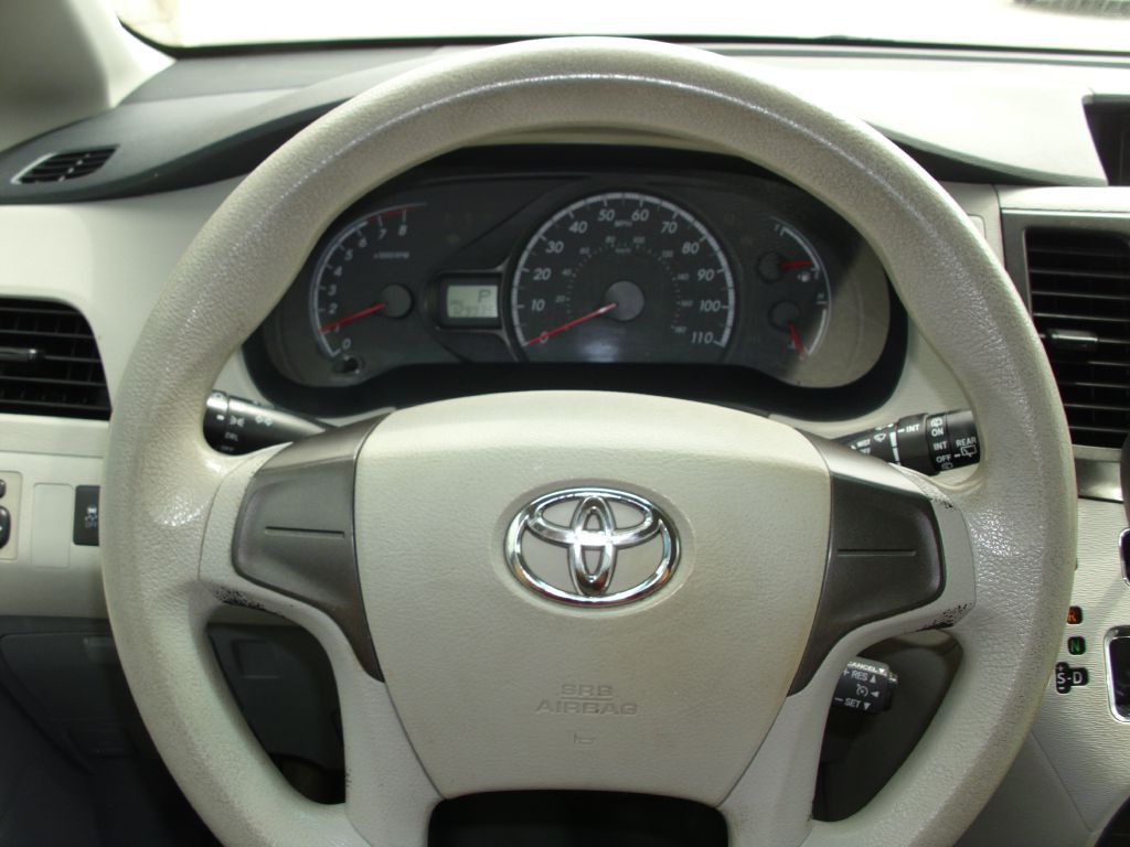 2013 Toyota Sienna Image 19