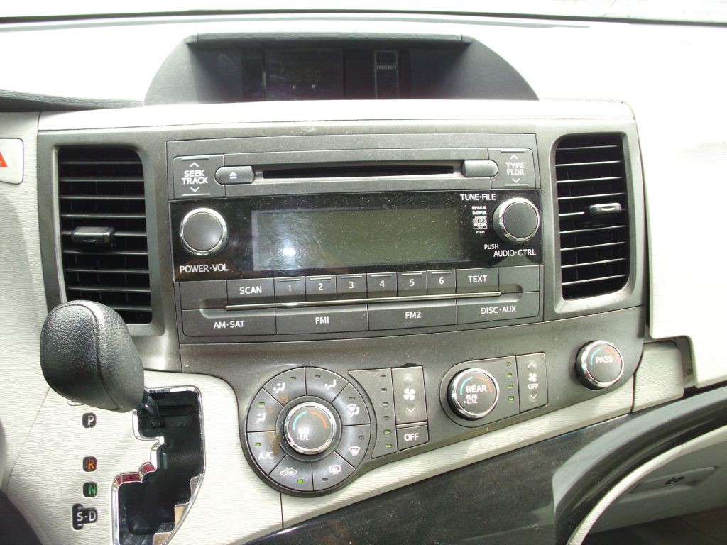2013 Toyota Sienna Image 20