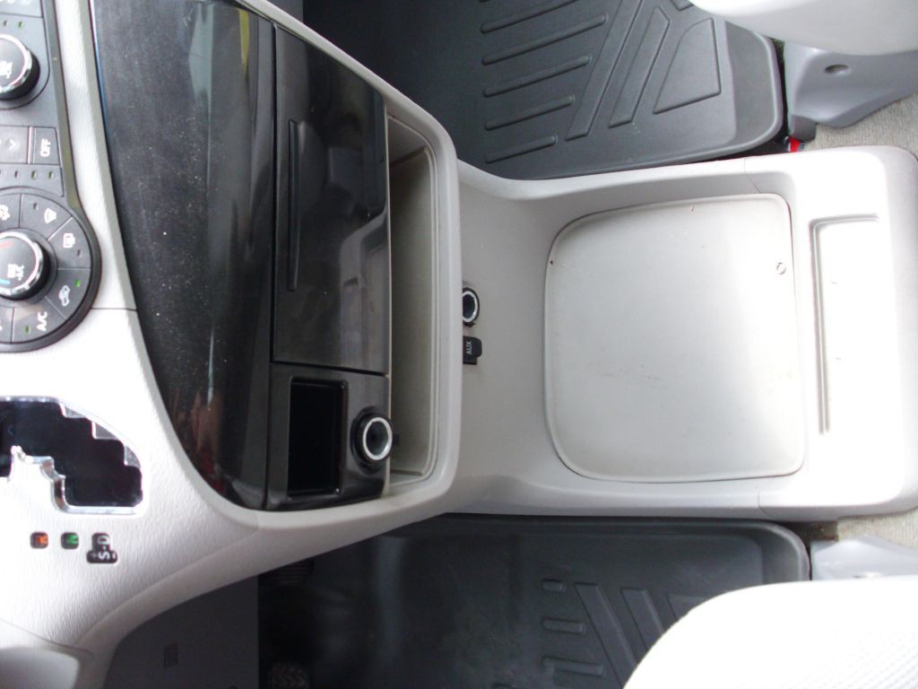 2013 Toyota Sienna Image 21