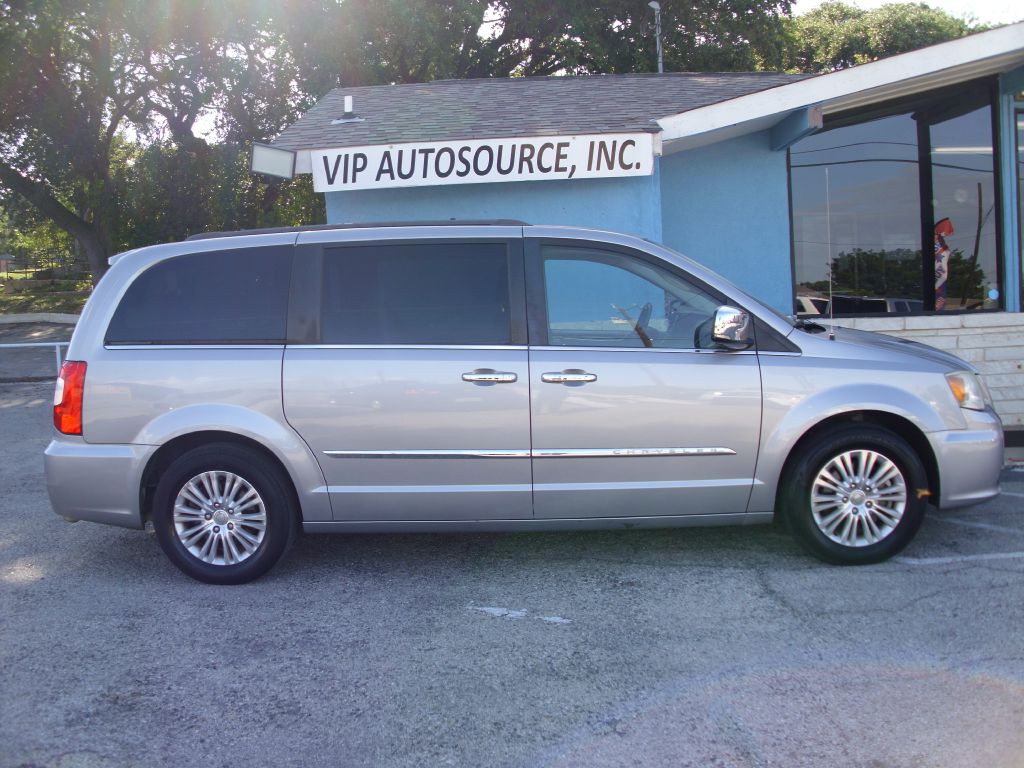 2013 Chrysler Town & Country Image 1