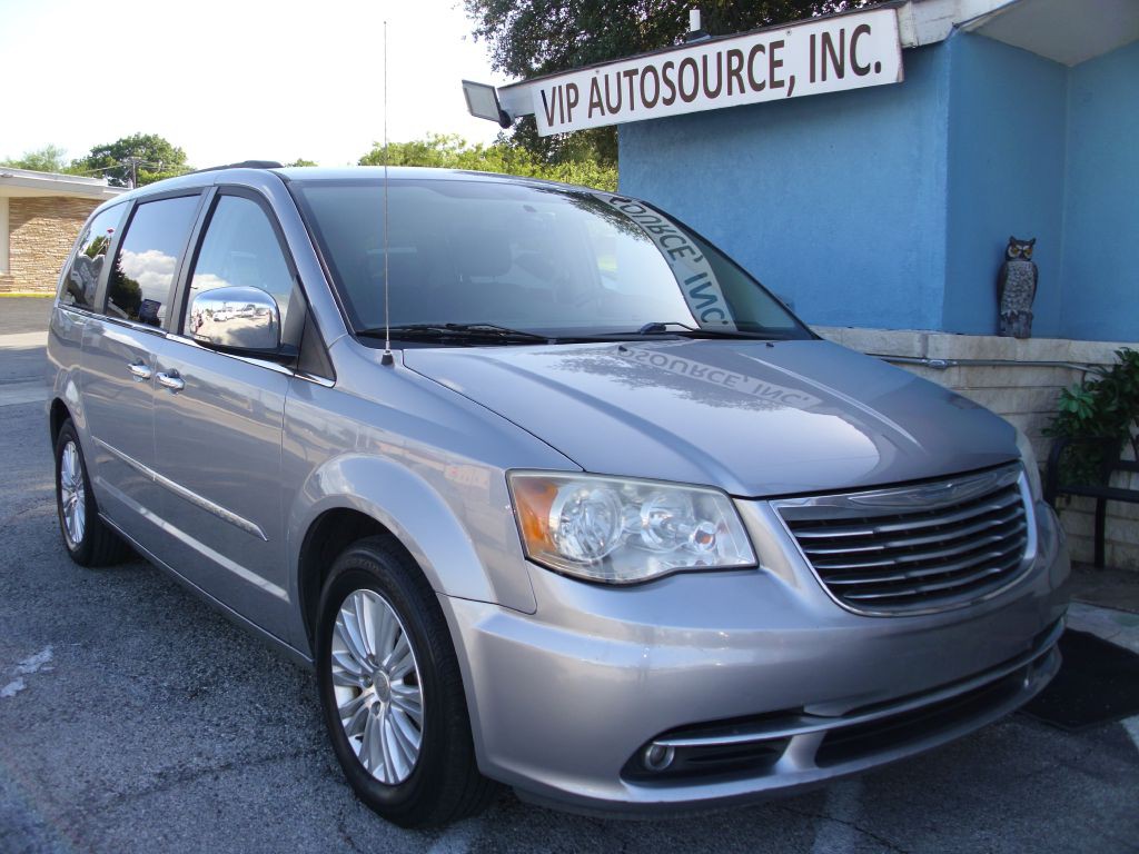 2013 Chrysler Town & Country Image 2