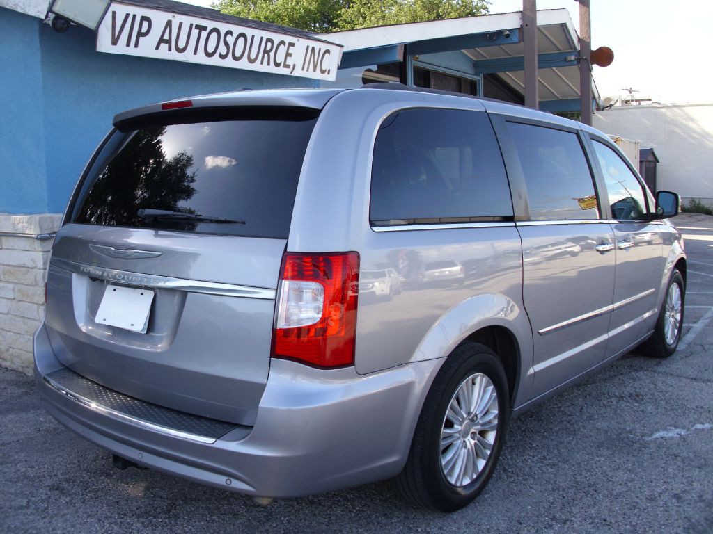 2013 Chrysler Town & Country Image 3