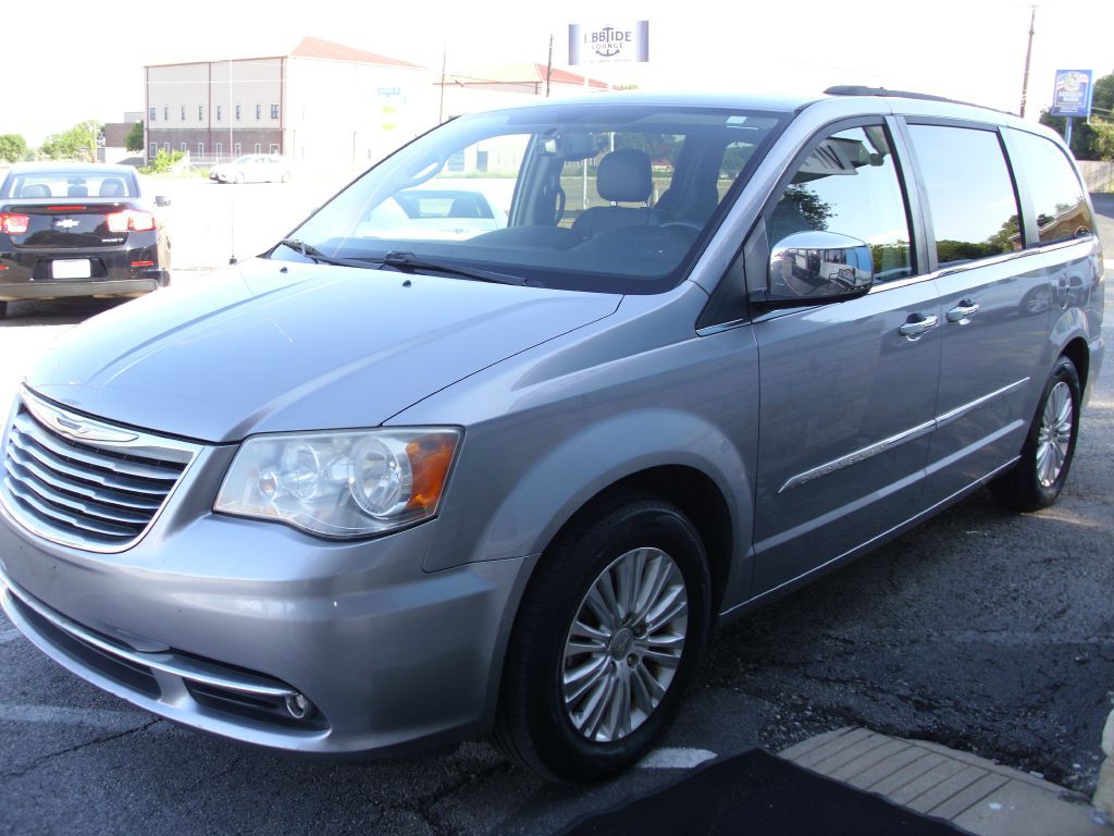 2013 Chrysler Town & Country Image 4