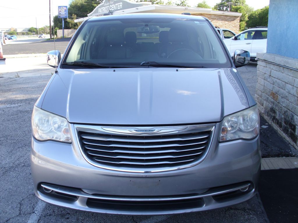 2013 Chrysler Town & Country Image 5