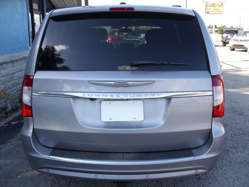 2013 Chrysler Town & Country Image 6