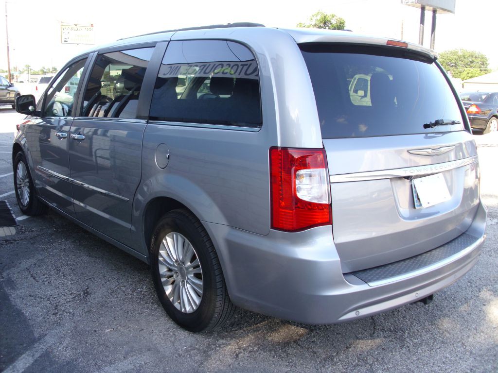 2013 Chrysler Town & Country Image 7