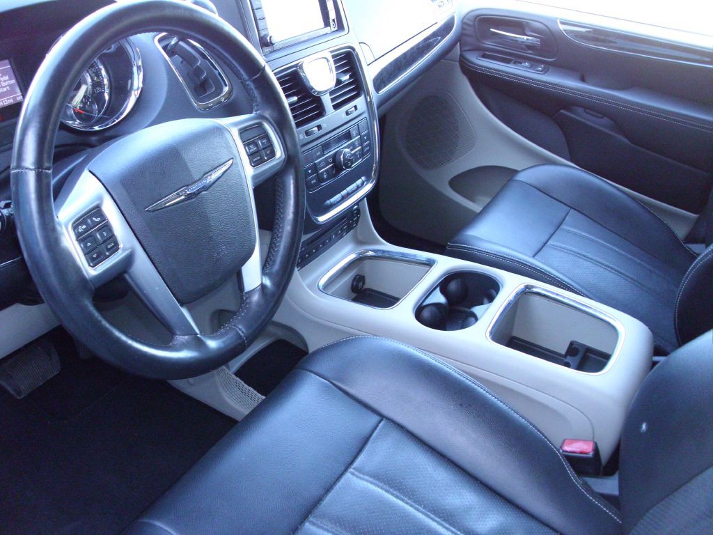2013 Chrysler Town & Country Image 8