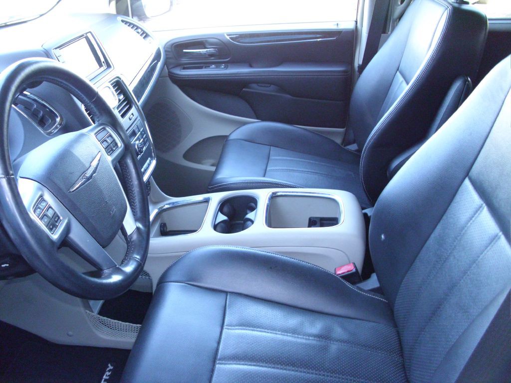 2013 Chrysler Town & Country Image 9