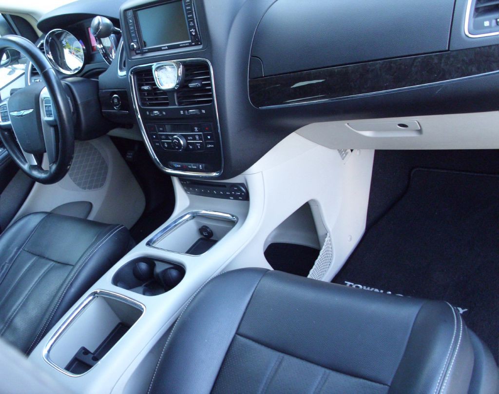 2013 Chrysler Town & Country Image 10