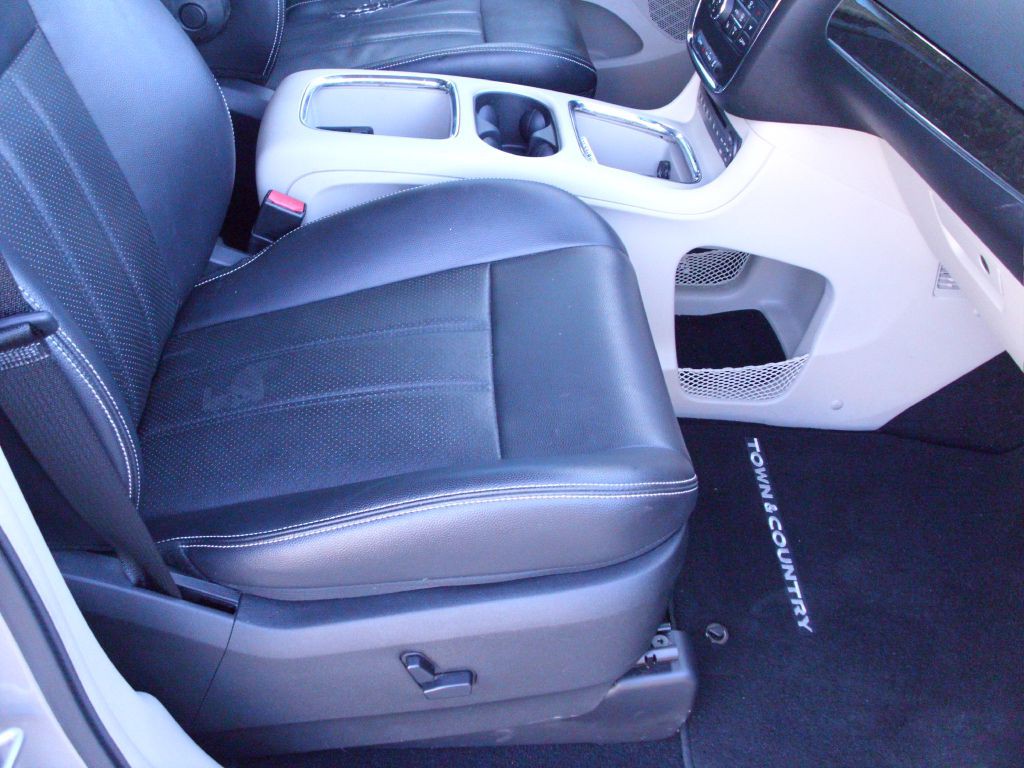 2013 Chrysler Town & Country Image 11