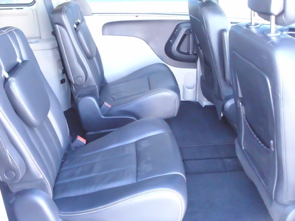2013 Chrysler Town & Country Image 12