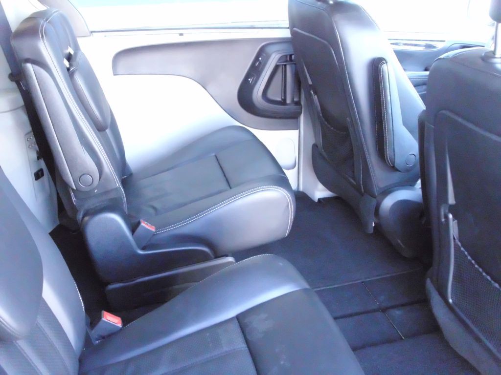 2013 Chrysler Town & Country Image 13